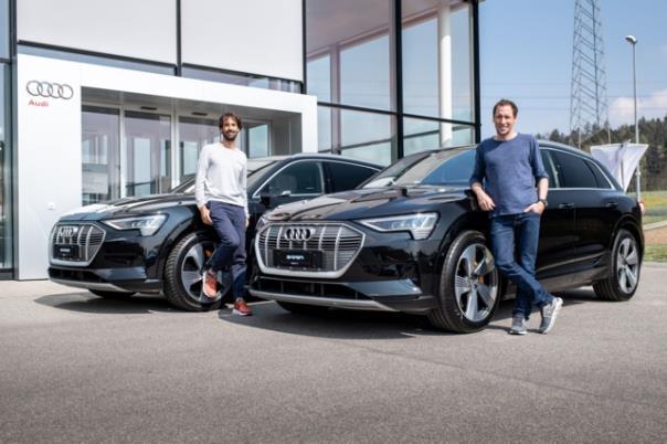 Caspar Coppetti (links) und Marc Maurer (rechts) mit ihren neuen Audi e-tron.